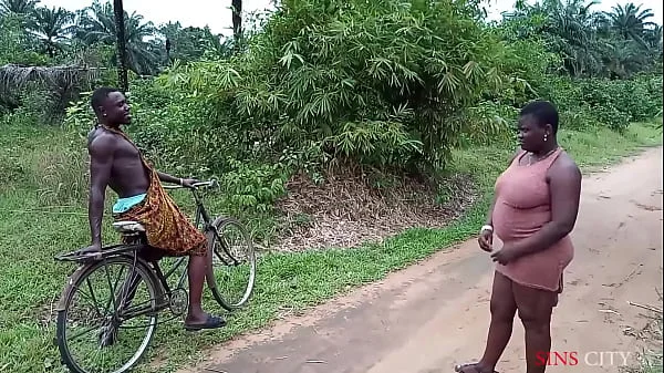 OKONKWO GAVE THE VILLAGE SLAY QUEEN A LIFT WITH HIS BICYCLE, FUCKED HER OUTDOOR